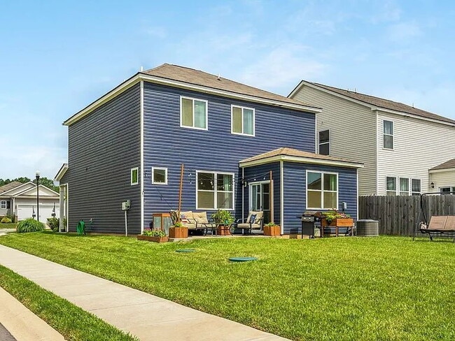 Building Photo - 324 Victory Cir