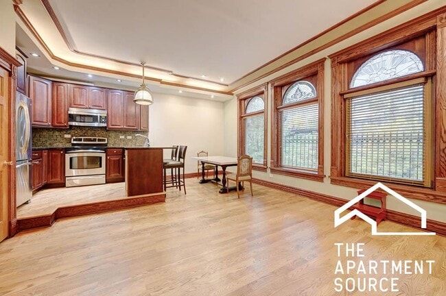 Photo - 33 E Division St Townhome
