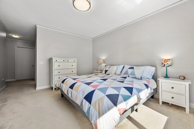 Building Photo - 201 N Westshore Dr