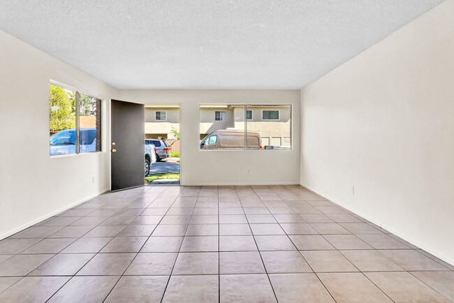 Foto del edificio - Great three bedroom townhome in UTC!  Avai...