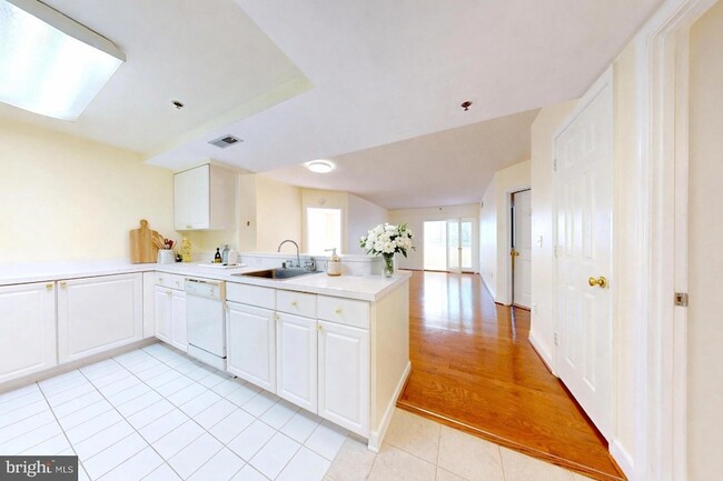 Photo - 1045 N Utah St Apartment