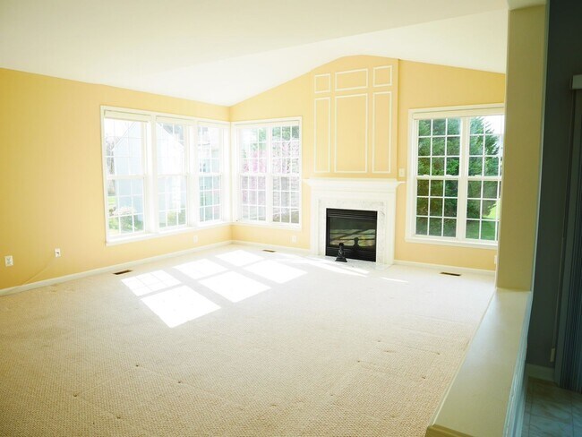 Building Photo - 5 Bedroom 2.5 Bathroom Home- Located in Fi...