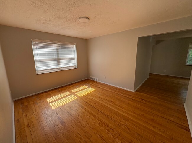 Foto del edificio - 7055 Amherst Ave