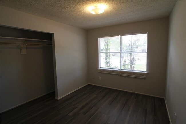 Foto del edificio - 5422 Farley Dr