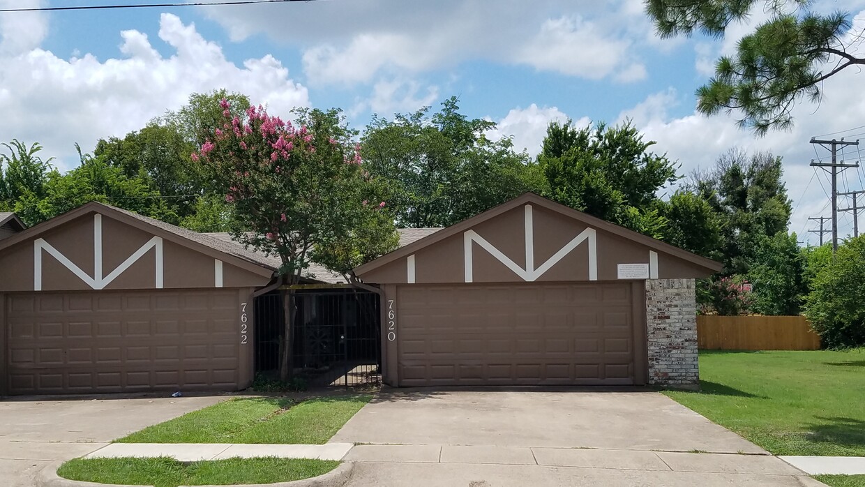 Cobblestone Square - 7636 John T White Rd