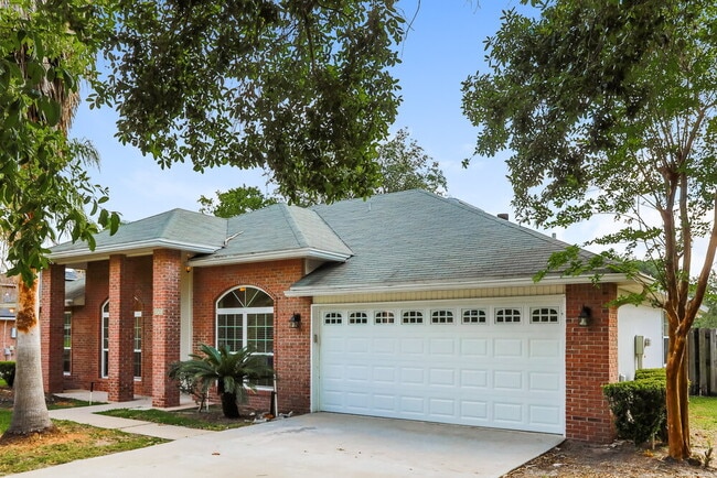 Foto del edificio - 272 Village Green Ave