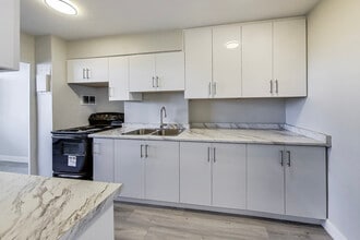 Building Photo - 65 Thorncliffe Park Dr