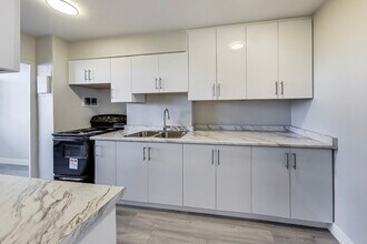 Building Photo - 65 Thorncliffe Park Dr
