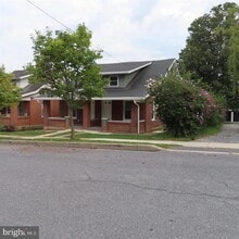 Building Photo - 228 Rowe Ave