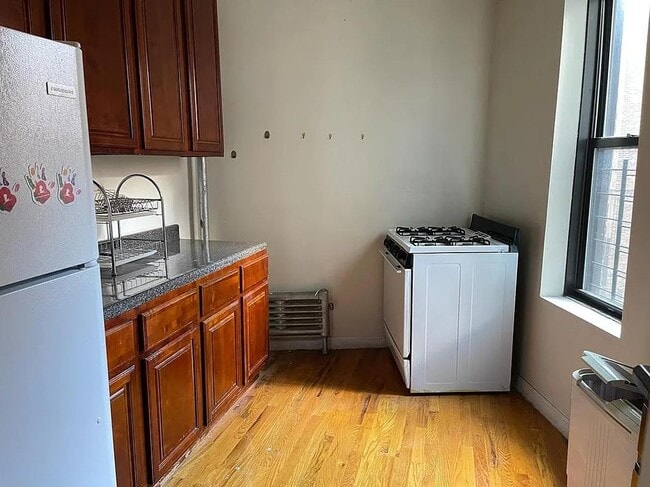 Building Photo - 351 E 21st St