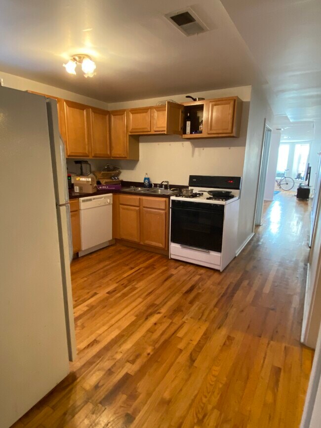Building Photo - 2341 W Dickens Ave