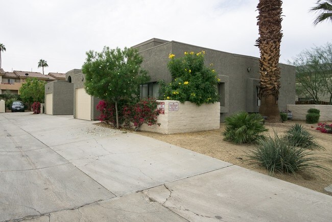Construido en 1986 - 73625-73665 Fred Waring Dr