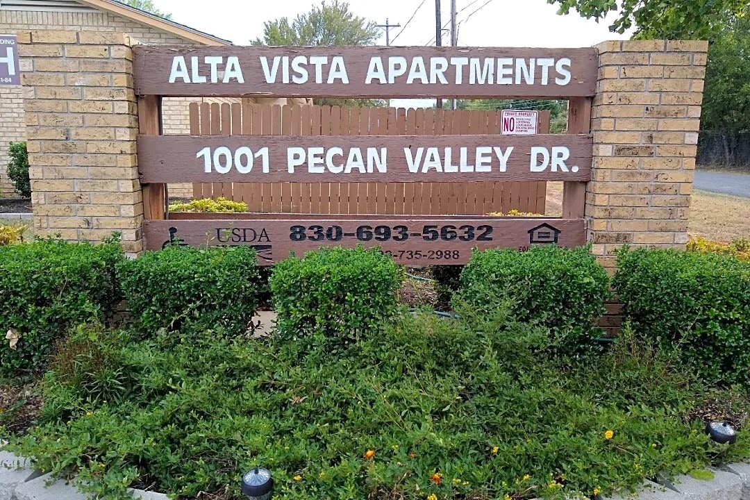 Building Photo - 1001 Pecan Valley Dr