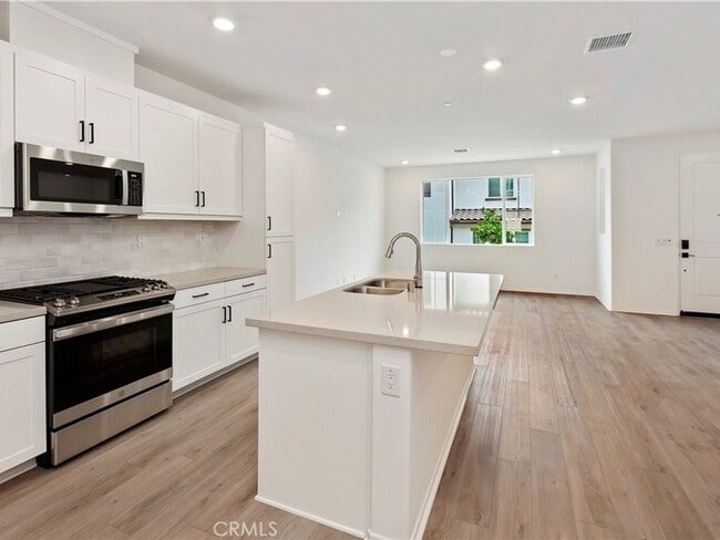 Building Photo - Beautiful brand new 3 Bedroom Townhome in ...