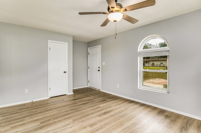 Building Photo - BRIGHT AND BEAUTIFUL HOME, CENTRALLY LOCATED!