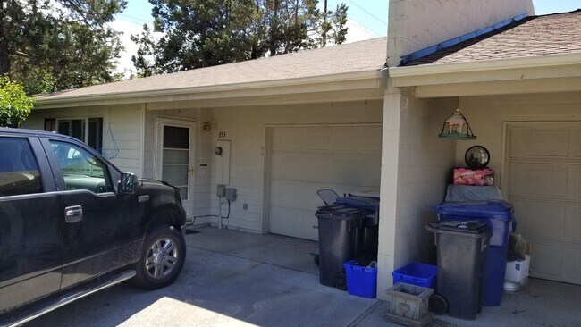 Foto del edificio - VIDEOTOUR: 2-Bedroom with Garage, close to...