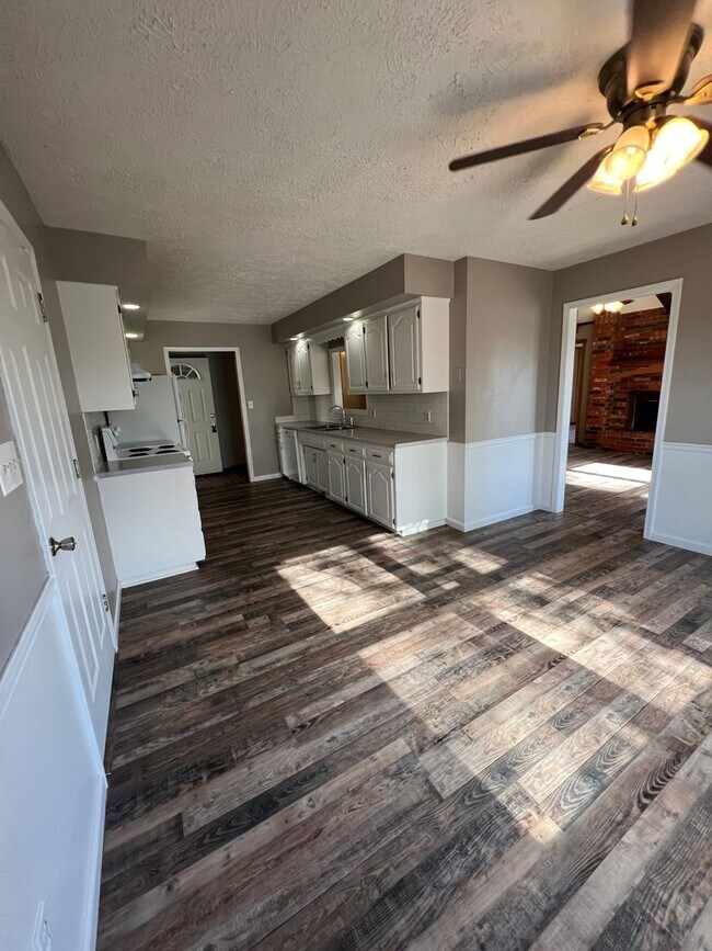 Foto del edificio - 4 bedroom/3 baths house