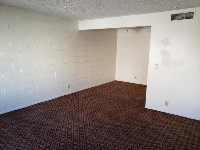 Building Photo - 605 S Royal Crest Cir