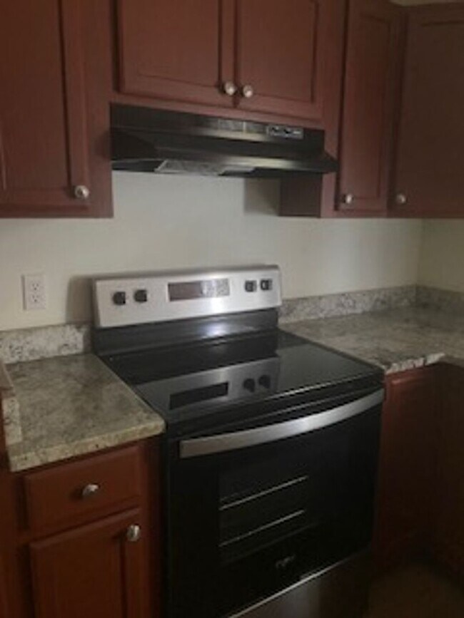 Building Photo - 4 BR 3 BATH IN CEDAR CREEK! AVAILABLE MID ...