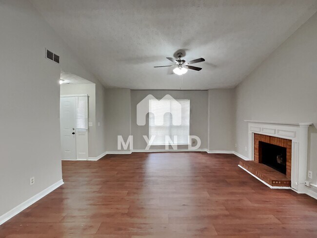 Building Photo - 10322 Wrens Dr #34