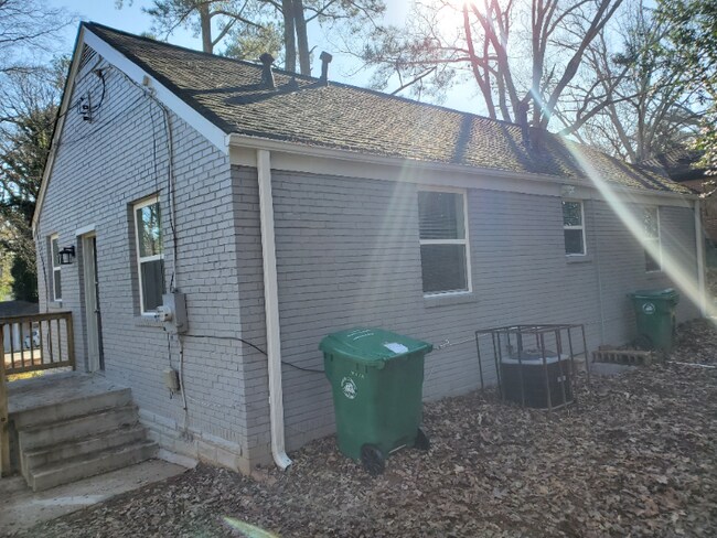 Building Photo - 2071 Dellwood Pl