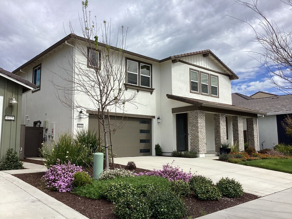 Foto principal - Gorgeous model home for rent