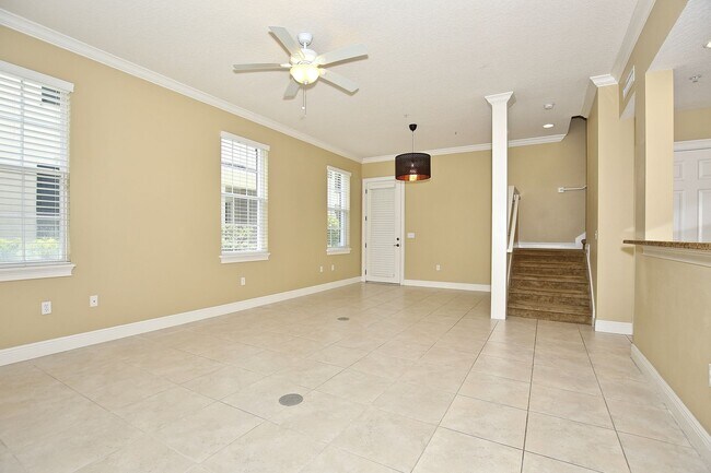 Foto del edificio - Stunning 3/2.5 Spacious Townhome with a 2 Car Garage Located in the Desirable Baldwin Park - Orla...