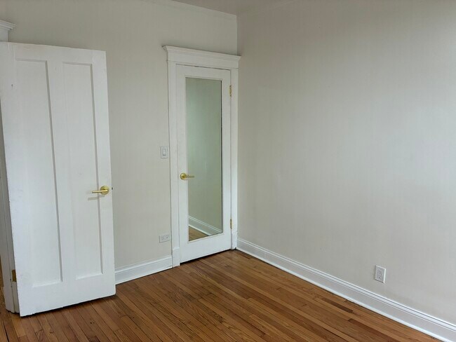 Building Photo - 6142 S Rhodes Ave