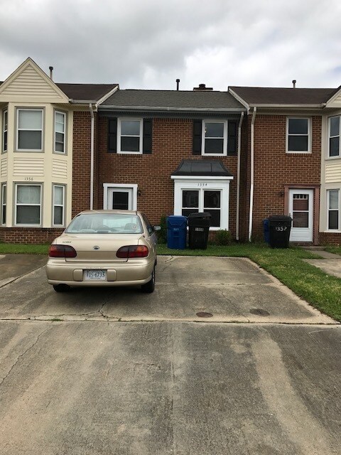 Foto principal - 3 Bedroom Townhouse in Virginia Beach