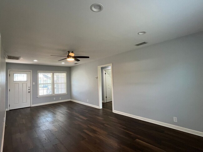 Foto del edificio - CENTRAL CITY TWO BEDROOM ONE BATH HOUSE!
