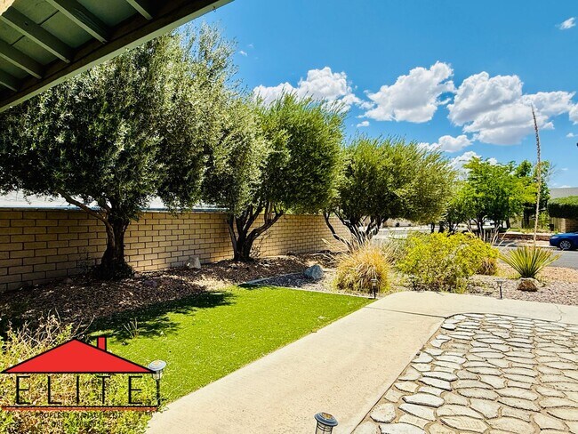 Building Photo - NORTHWEST POOL HOME AVAILABLE NOW!!