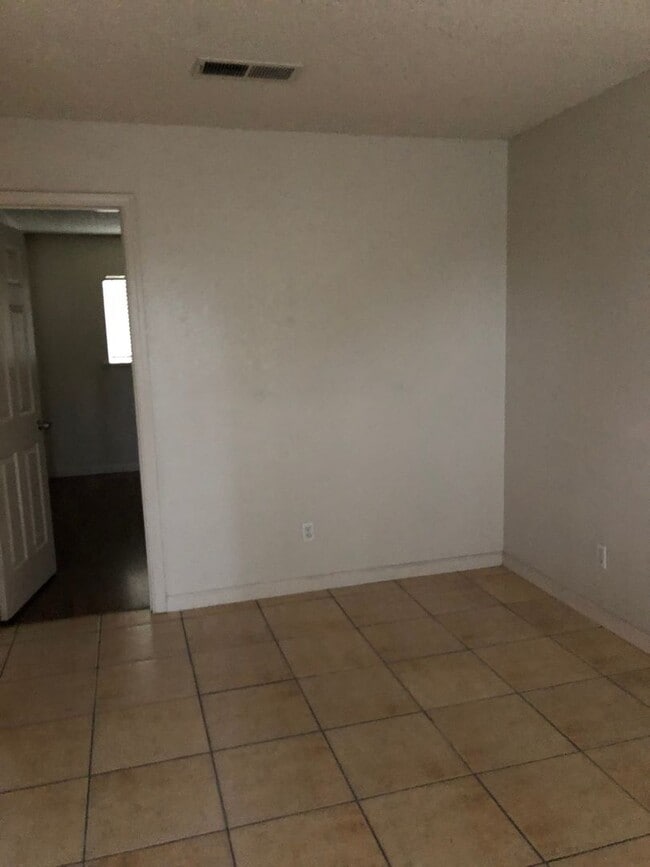 Foto del edificio - 6912 Hall Blvd