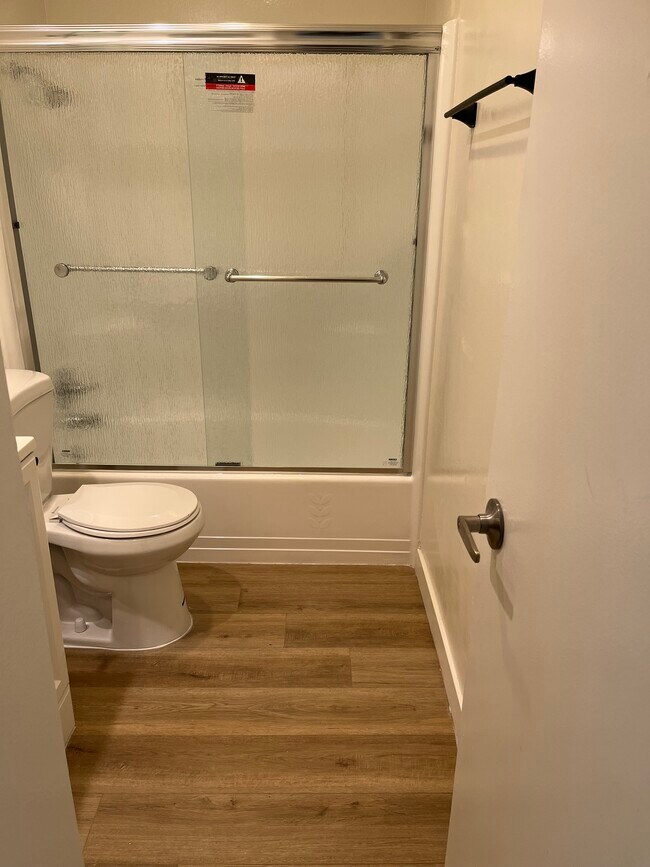 Foto del edificio - 5400 Newcastle Ave