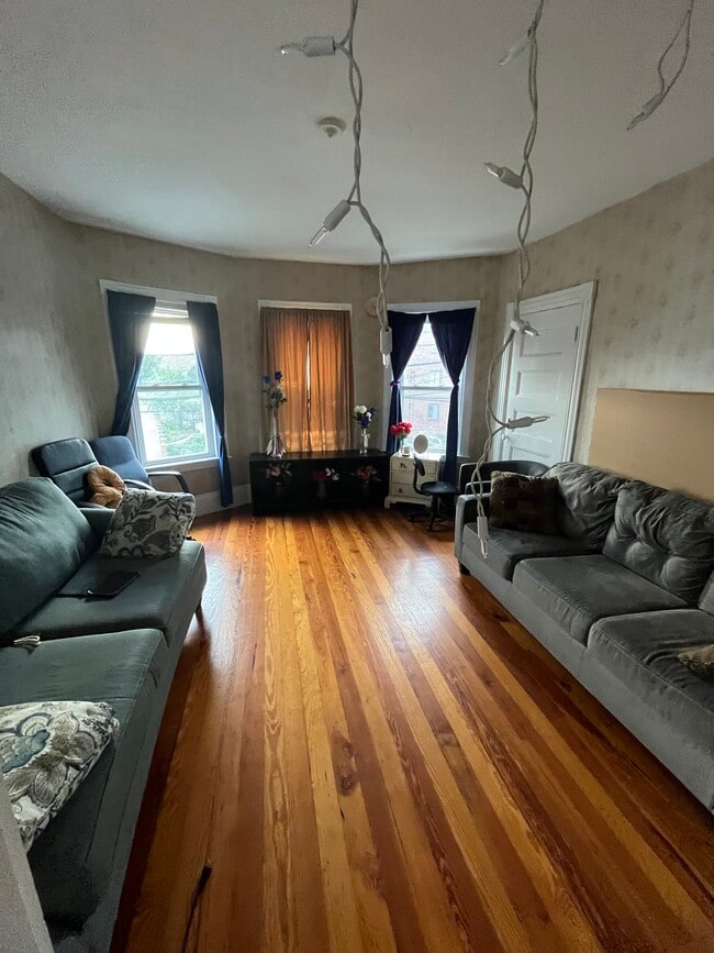 Building Photo - 71 Litchfield St