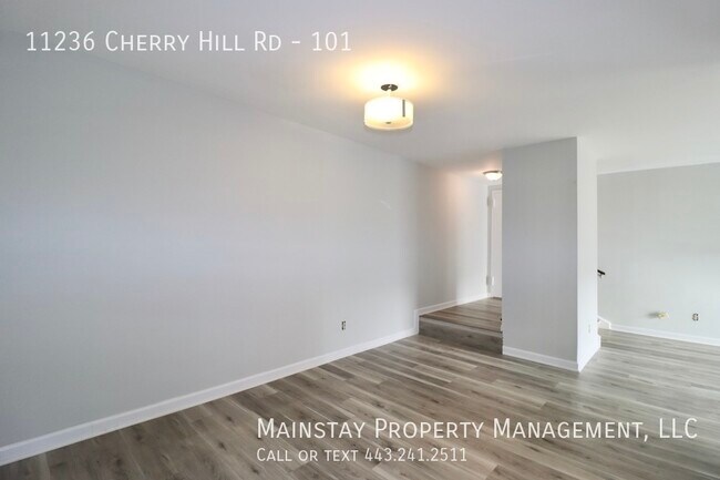 Building Photo - Updated 3 Bedroom Condo with Balcony!