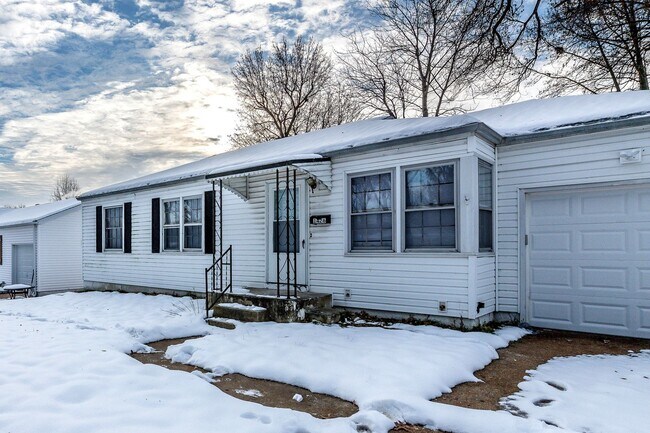 Foto del edificio - Charming 3-Bedroom Home with Garage, Basement & Fenced Backyard