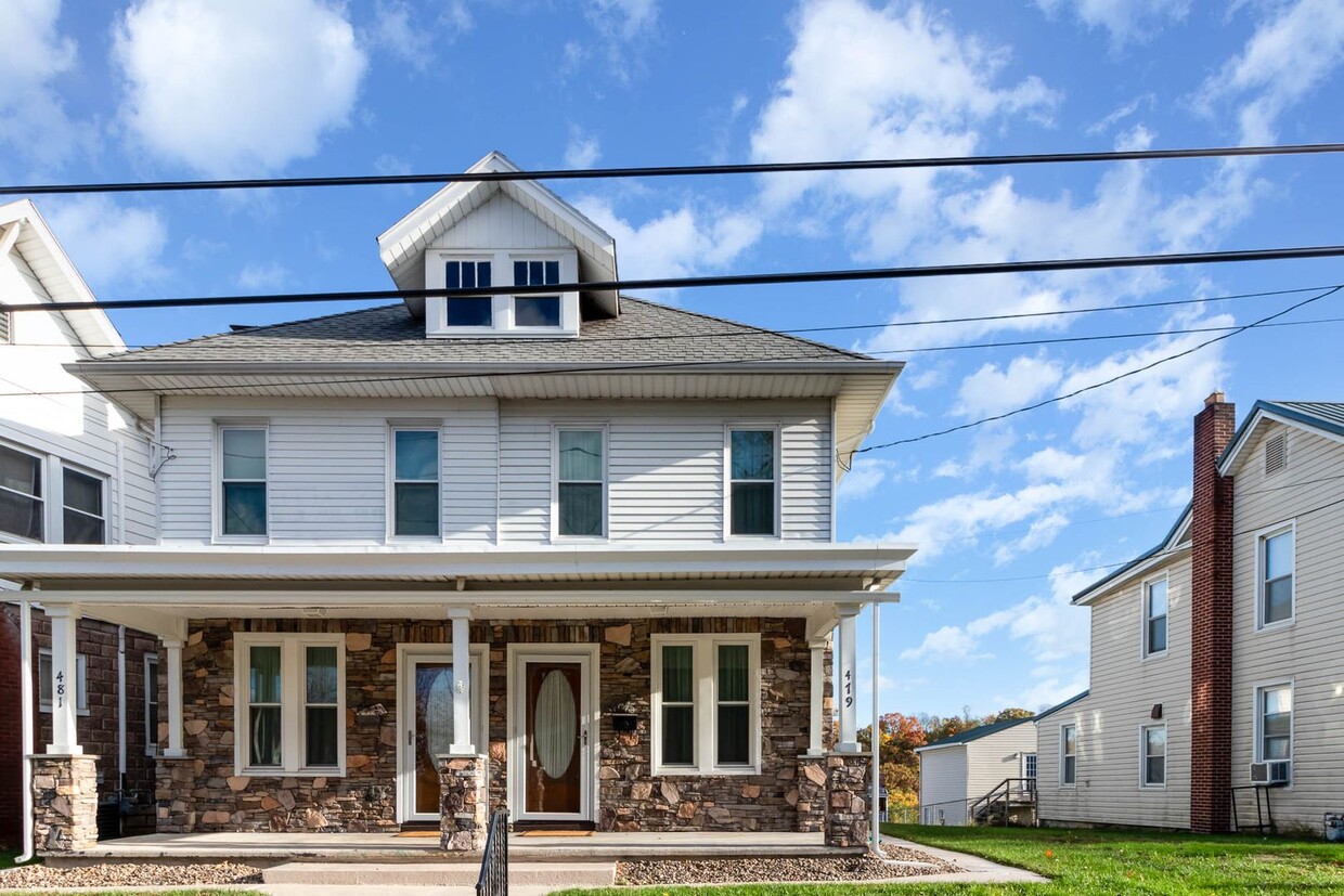 Primary Photo - Charming 3 Bedroom Single Family Home, 1 B...