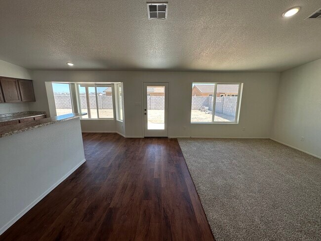 Foto del edificio - 7684 E 43rd Ln