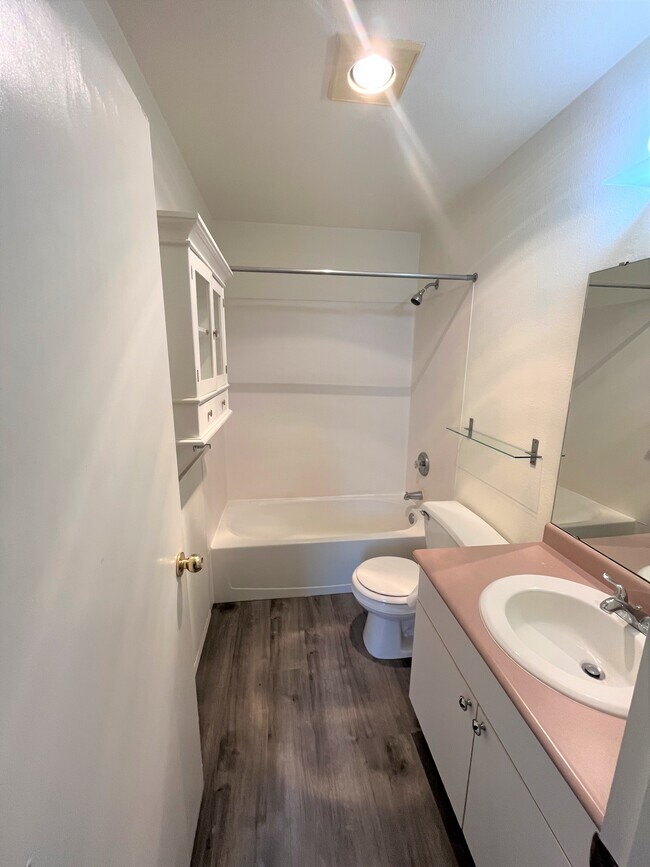 bathroom1 - 1546 17th Ave S