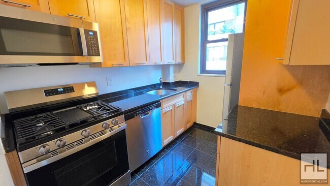 Foto del edificio - Sunlit 11th-Floor Corner 1-Bed with Skyline Views in Turtle Bay