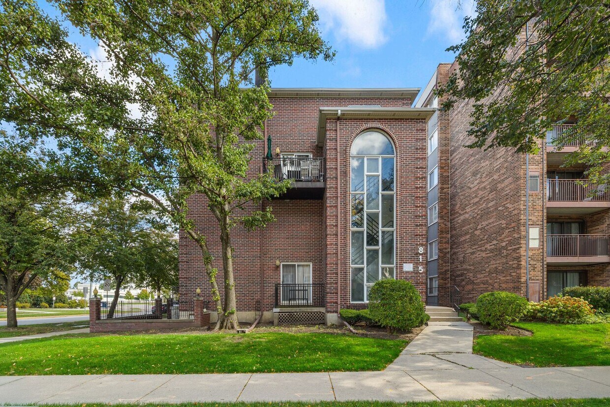 Primary Photo - 815 Pearson St