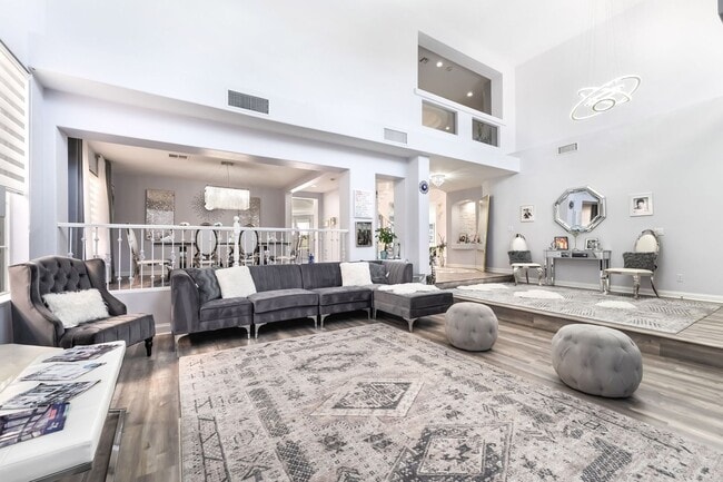 Foto del edificio - Luxury Living in Guard-Gated Royal Highlands!