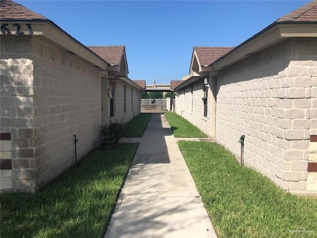 Building Photo - 621 S Pebble Creek