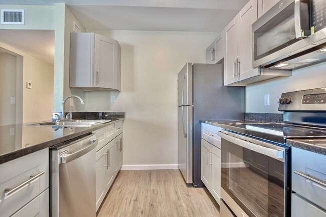 Foto del edificio - 240 Harmon Ave