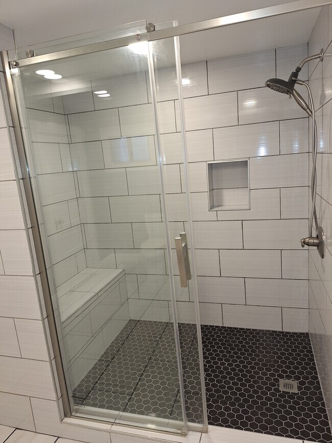 Walk in Shower - 820 Beryl St