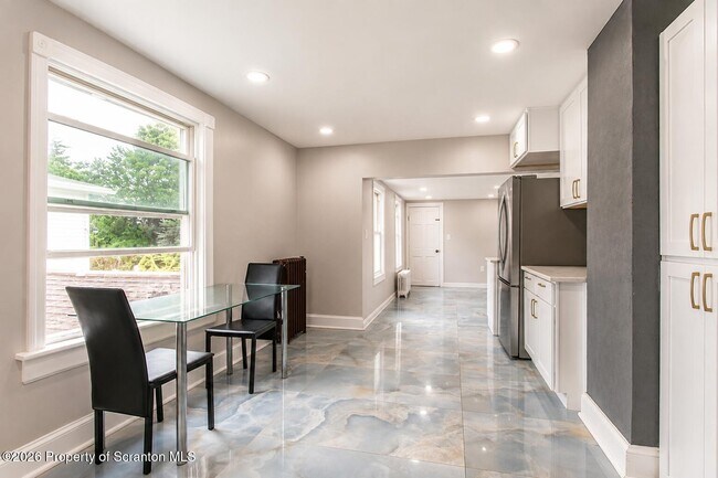 Foto del edificio - 1729 Sanderson Ave