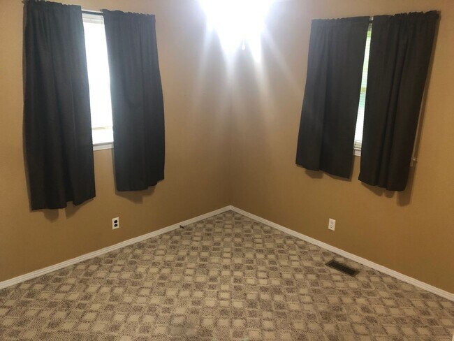 Foto del edificio - 1305 Raden Dr