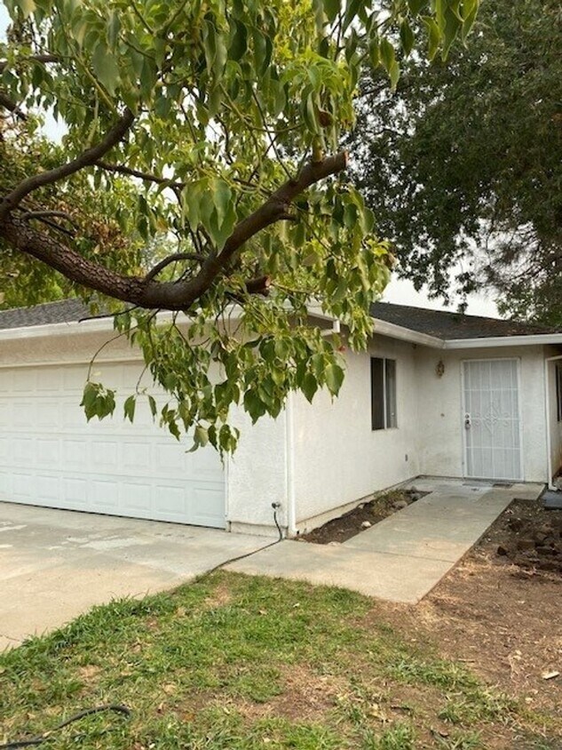 Primary Photo - Spacious Duplex in S. Redding