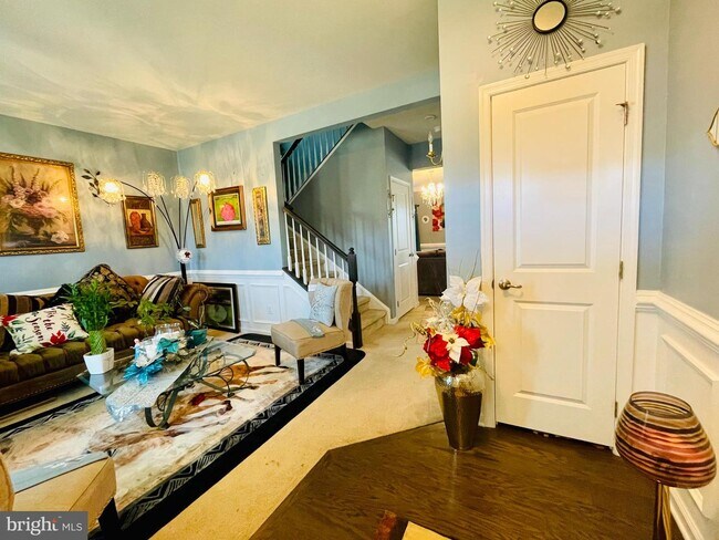 Foto del edificio - 687 Blossom Tree Rd