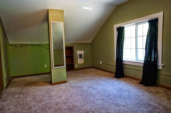 Building Photo - AVAILABLE JUNE 2025 - 4 Bed, 1 Bath, Near ...